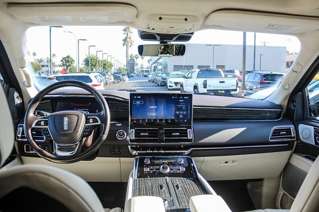 Thumbnail: 2024 Lincoln Navigator L - 2