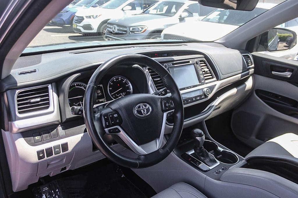 Thumbnail: 2017 Toyota Highlander - 14