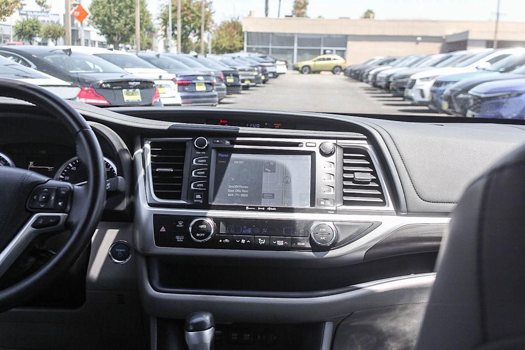 Thumbnail: 2017 Toyota Highlander - 15