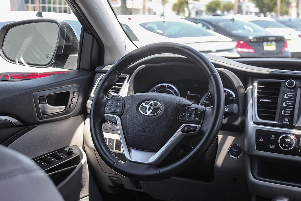 Thumbnail: 2017 Toyota Highlander - 9