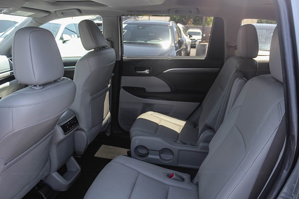 Thumbnail: 2017 Toyota Highlander - 12