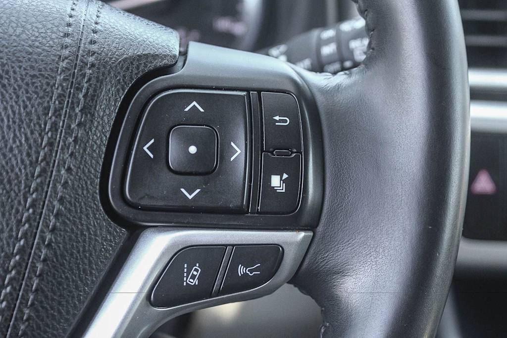 Thumbnail: 2017 Toyota Highlander - 30