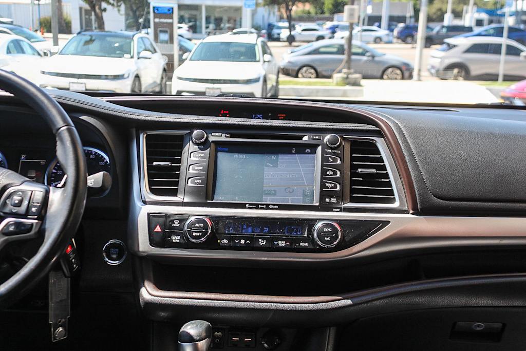 Thumbnail: 2019 Toyota Highlander - 14