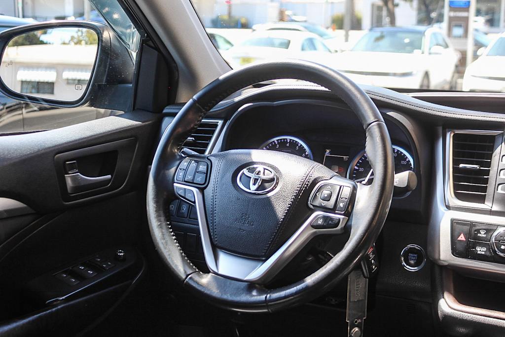 Thumbnail: 2019 Toyota Highlander - 9