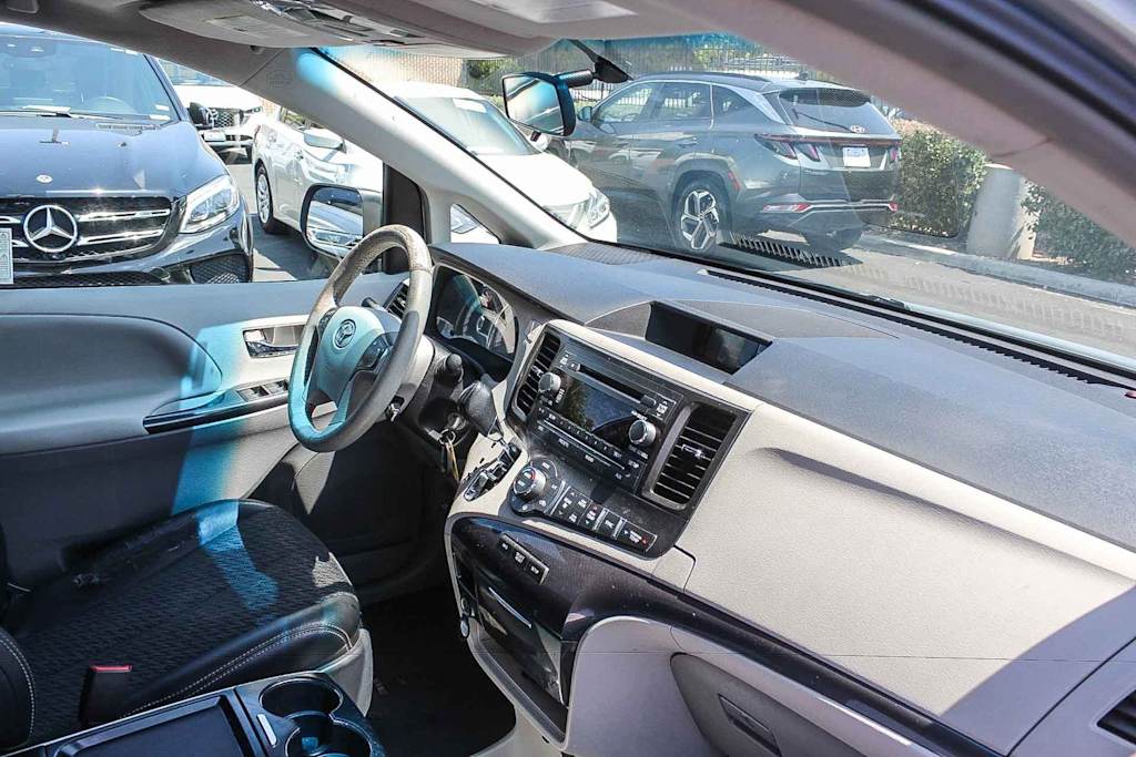 Thumbnail: 2011 Toyota Sienna - 11