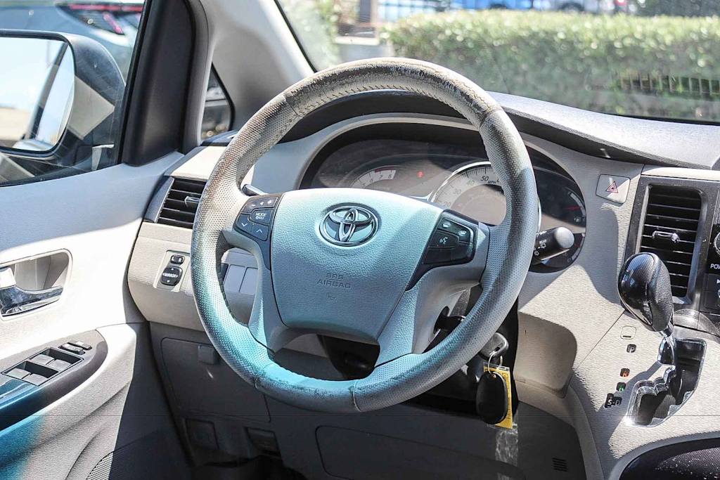 Thumbnail: 2011 Toyota Sienna - 8