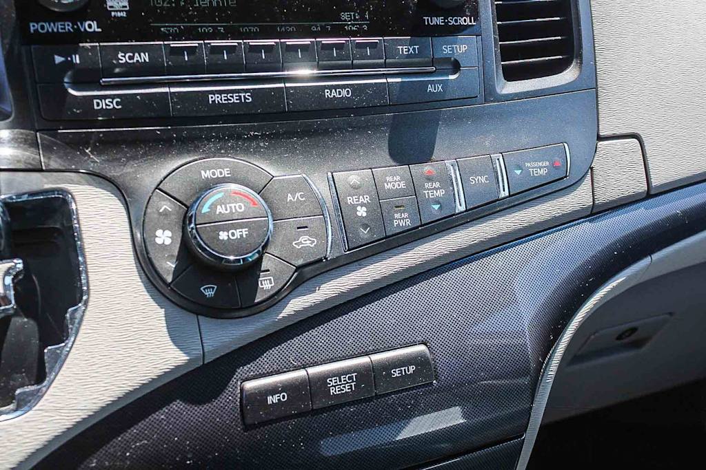 Thumbnail: 2011 Toyota Sienna - 28