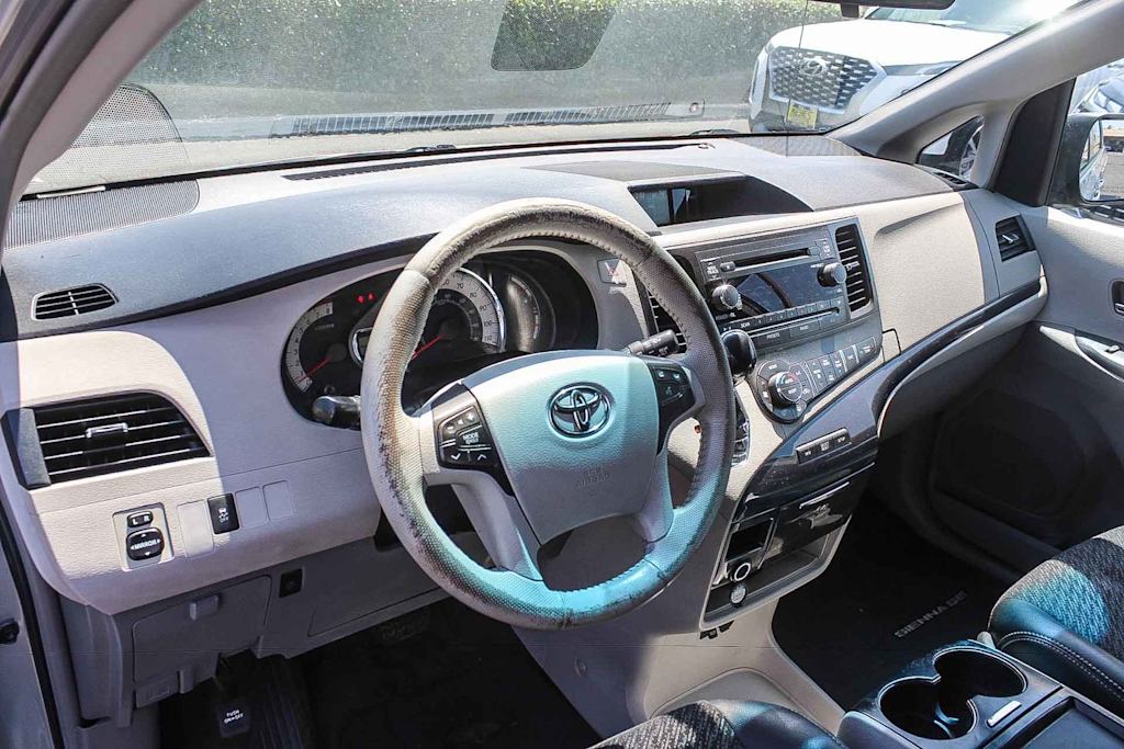 Thumbnail: 2011 Toyota Sienna - 12