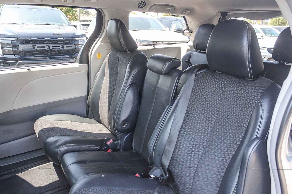 Thumbnail: 2011 Toyota Sienna - 10