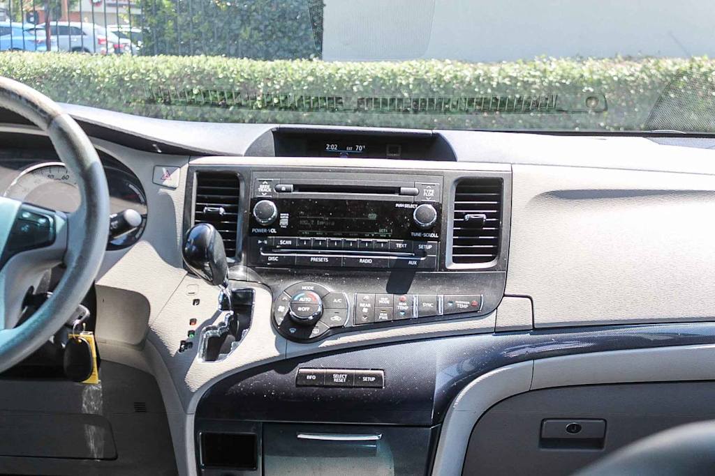 Thumbnail: 2011 Toyota Sienna - 13