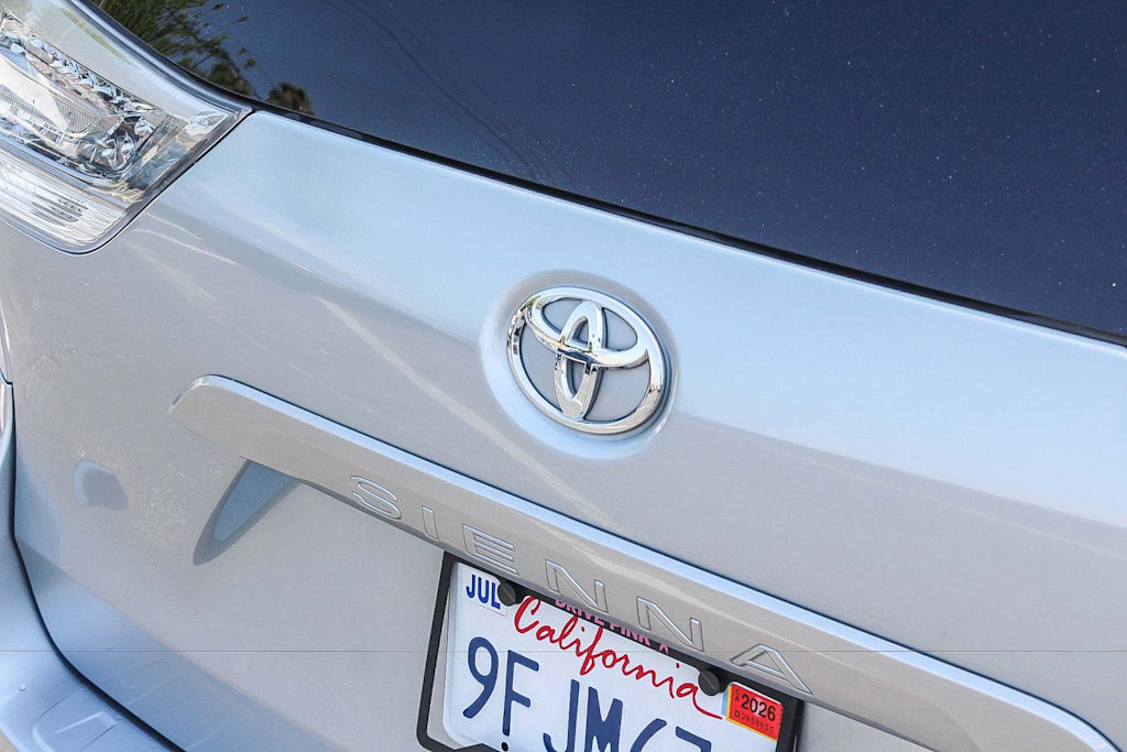 Thumbnail: 2011 Toyota Sienna - 6