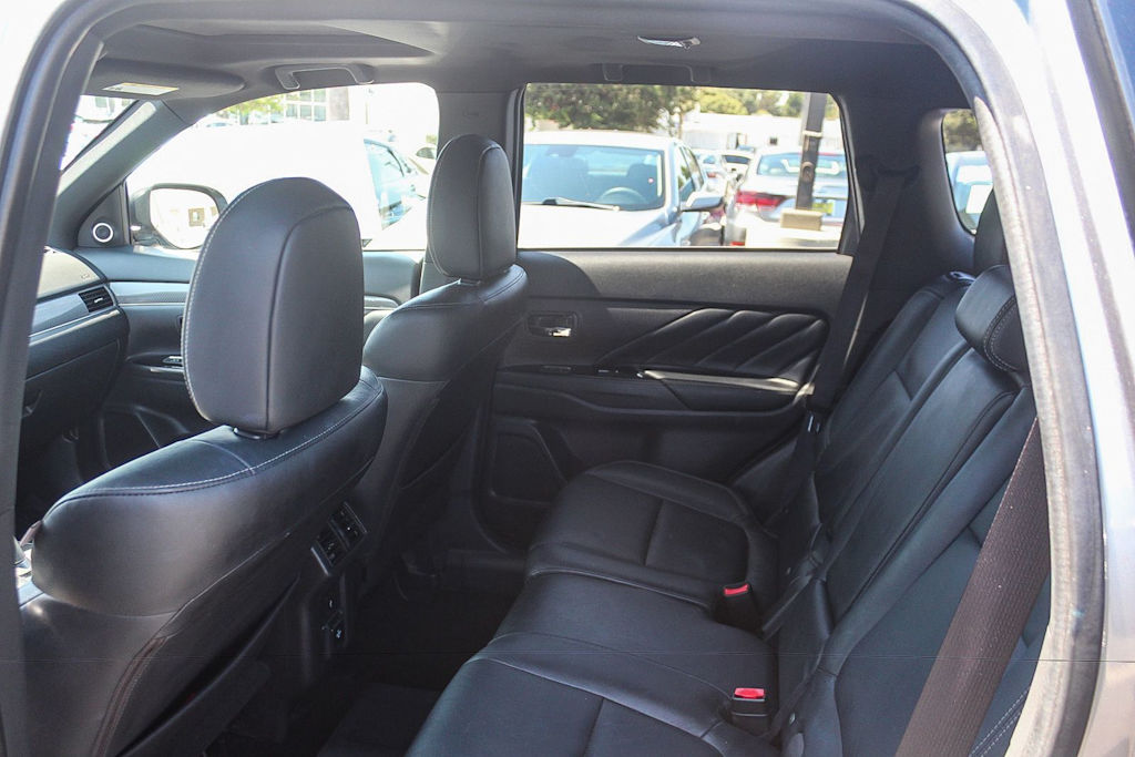 Thumbnail: 2019 Mitsubishi Outlander - 11