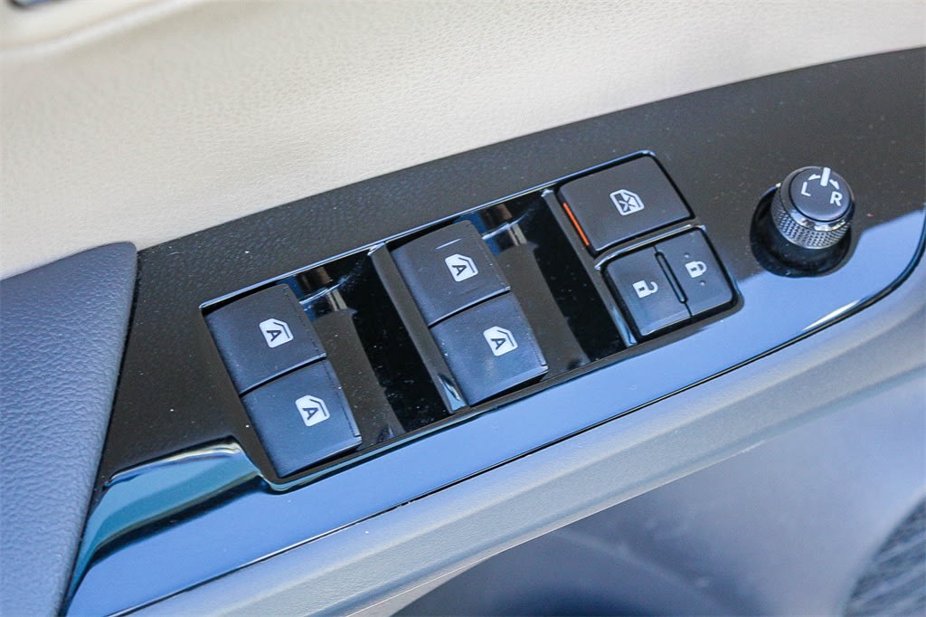 Thumbnail: 2017 Toyota Prius - 27