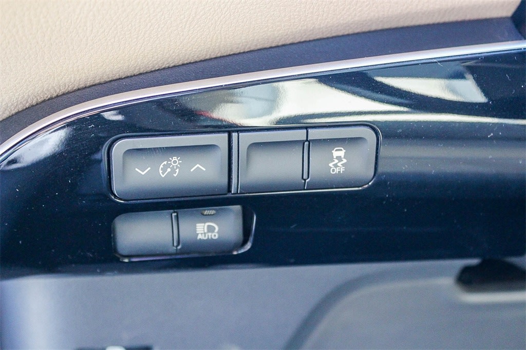 Thumbnail: 2017 Toyota Prius - 29