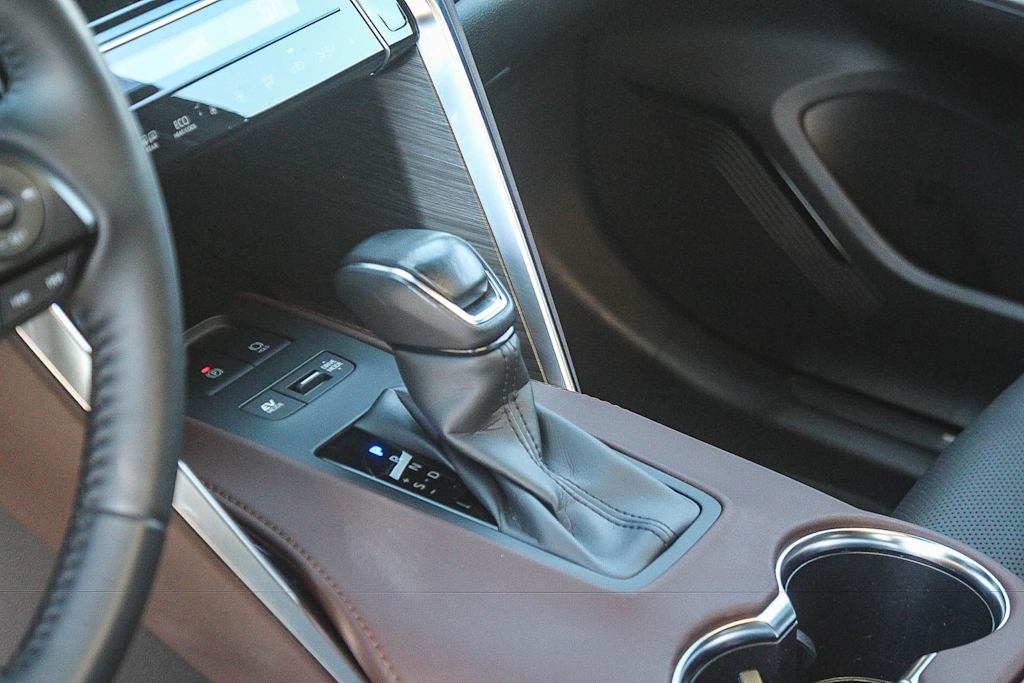 Thumbnail: 2023 Toyota Venza - 15