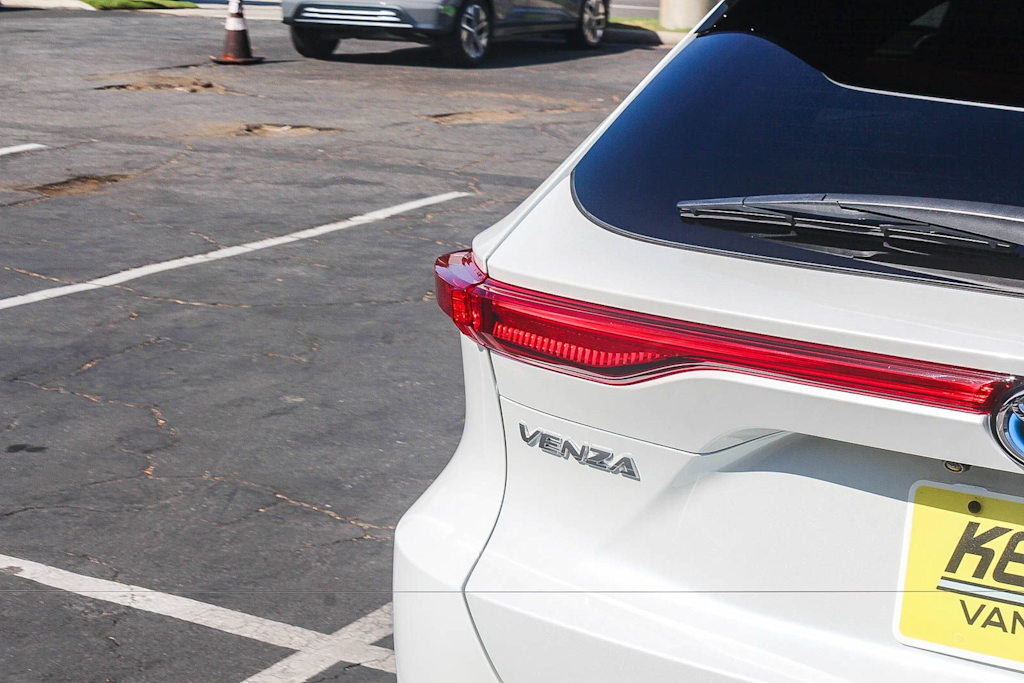 Thumbnail: 2023 Toyota Venza - 21
