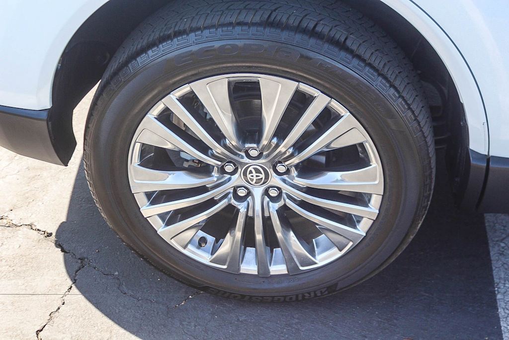Thumbnail: 2023 Toyota Venza - 7