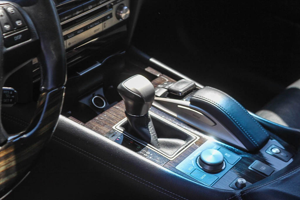 Thumbnail: 2016 Lexus LS - 15