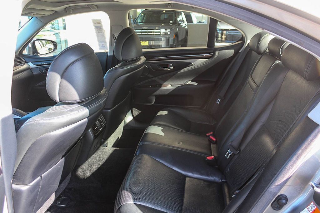 Thumbnail: 2016 Lexus LS - 9