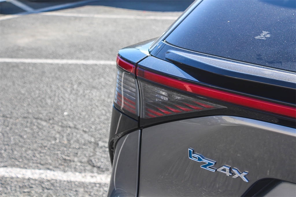 Thumbnail: 2023 Toyota bZ4X - 18