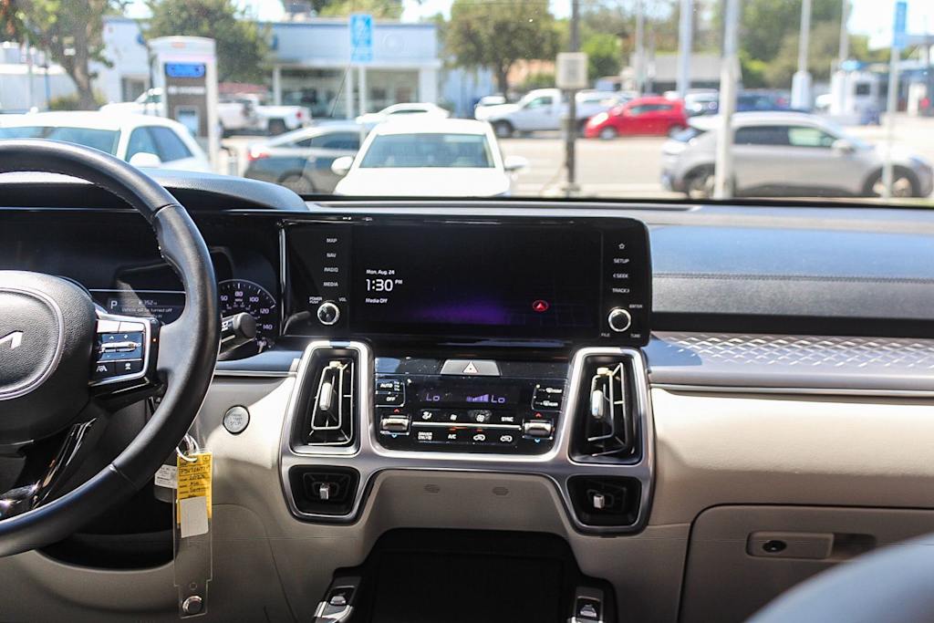 Thumbnail: 2023 Kia Sorento - 14