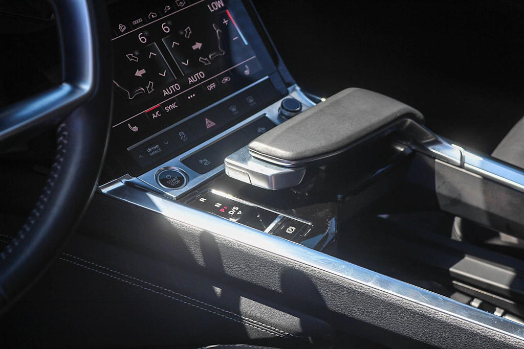 Thumbnail: 2021 Audi e-tron - 25
