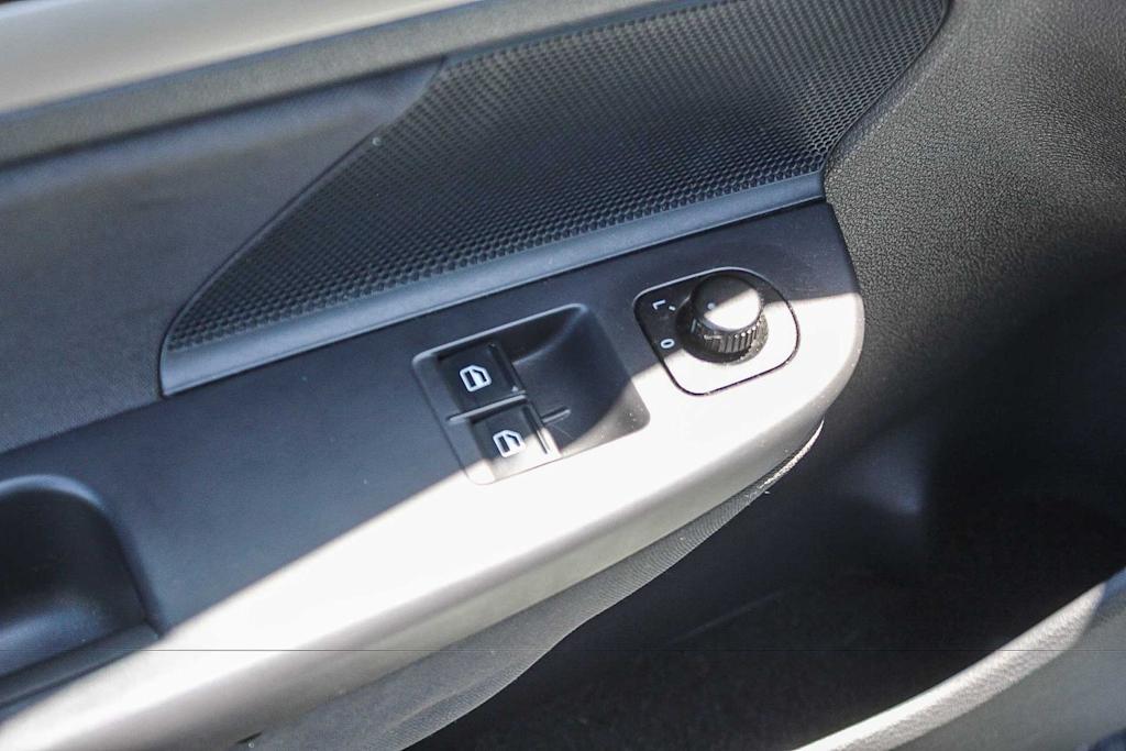 Thumbnail: 2009 Volkswagen Rabbit - 23