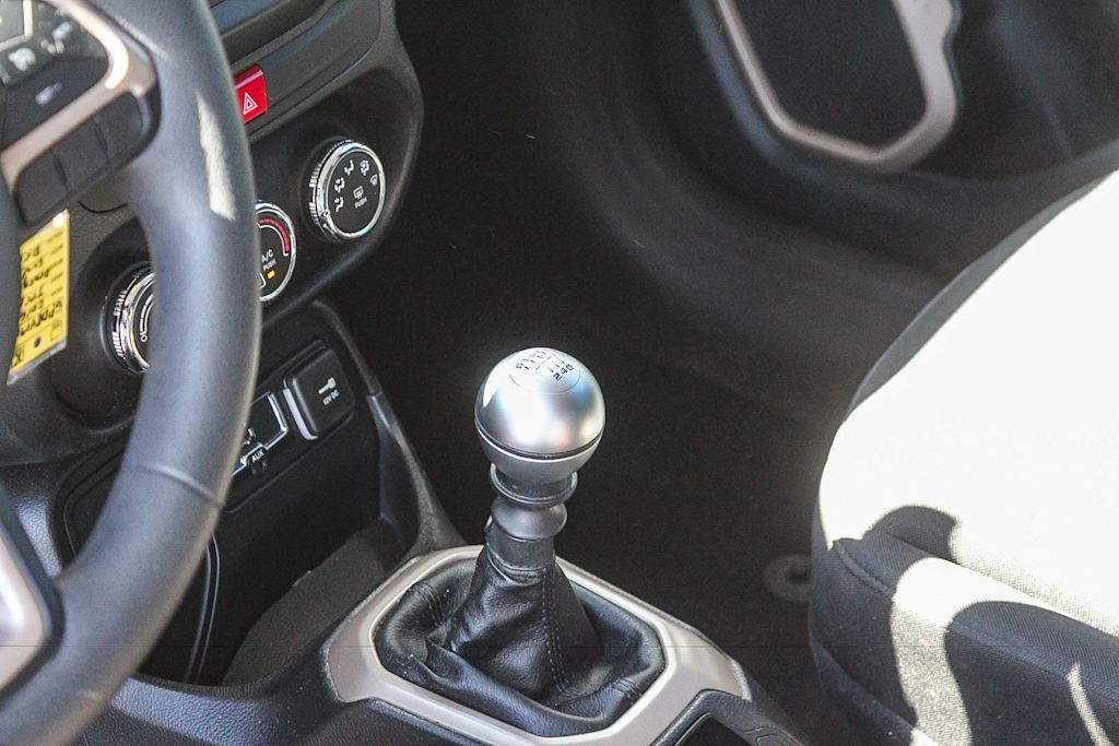 Thumbnail: 2016 Jeep Renegade - 14