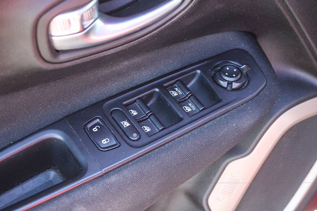 Thumbnail: 2016 Jeep Renegade - 23