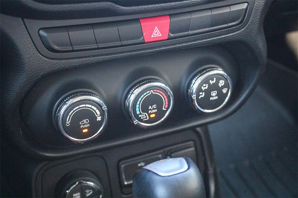 Thumbnail: 2015 Jeep Renegade - 26