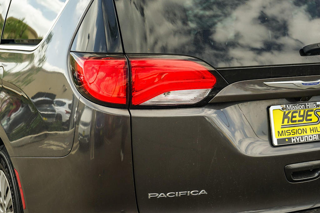 Thumbnail: 2018 Chrysler Pacifica - 9