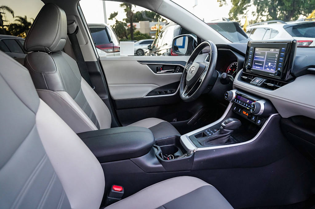 Thumbnail: 2020 Toyota RAV4 - 10