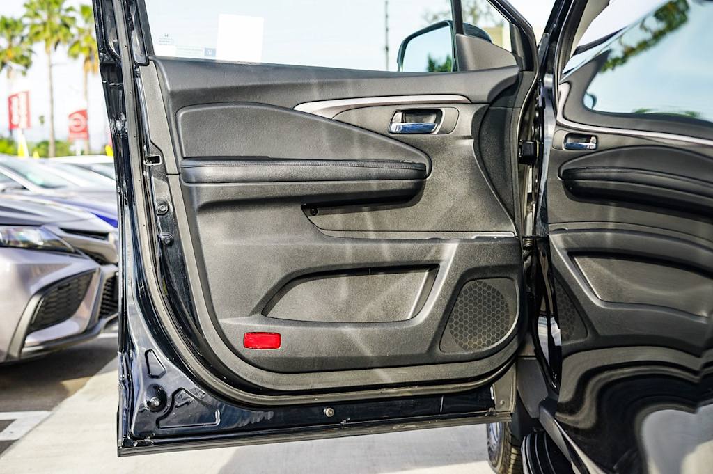 Thumbnail: 2017 Honda Pilot - 28
