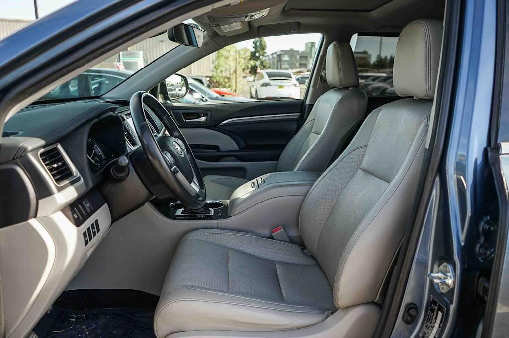 Thumbnail: 2017 Toyota Highlander - 10