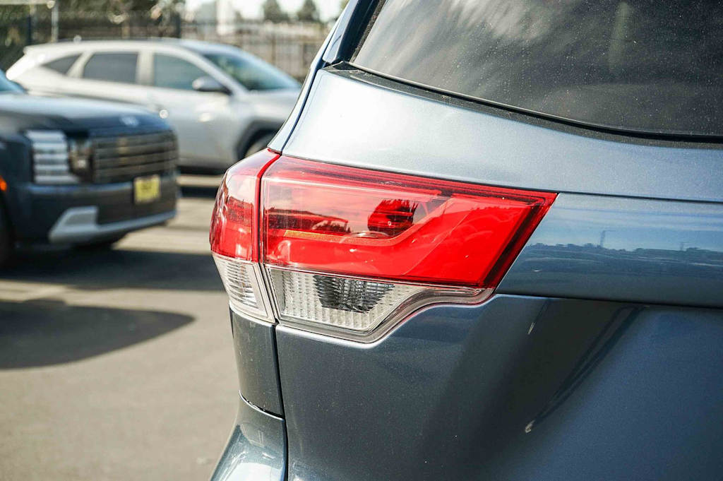 Thumbnail: 2017 Toyota Highlander - 20