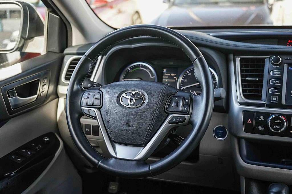Thumbnail: 2017 Toyota Highlander - 8