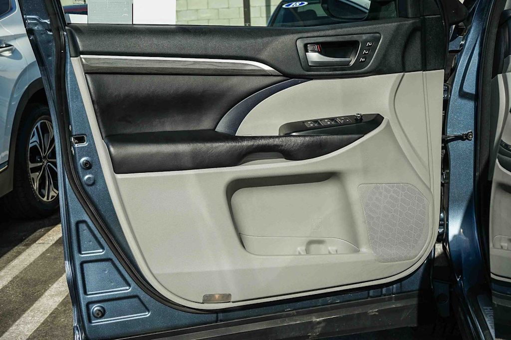 Thumbnail: 2017 Toyota Highlander - 26