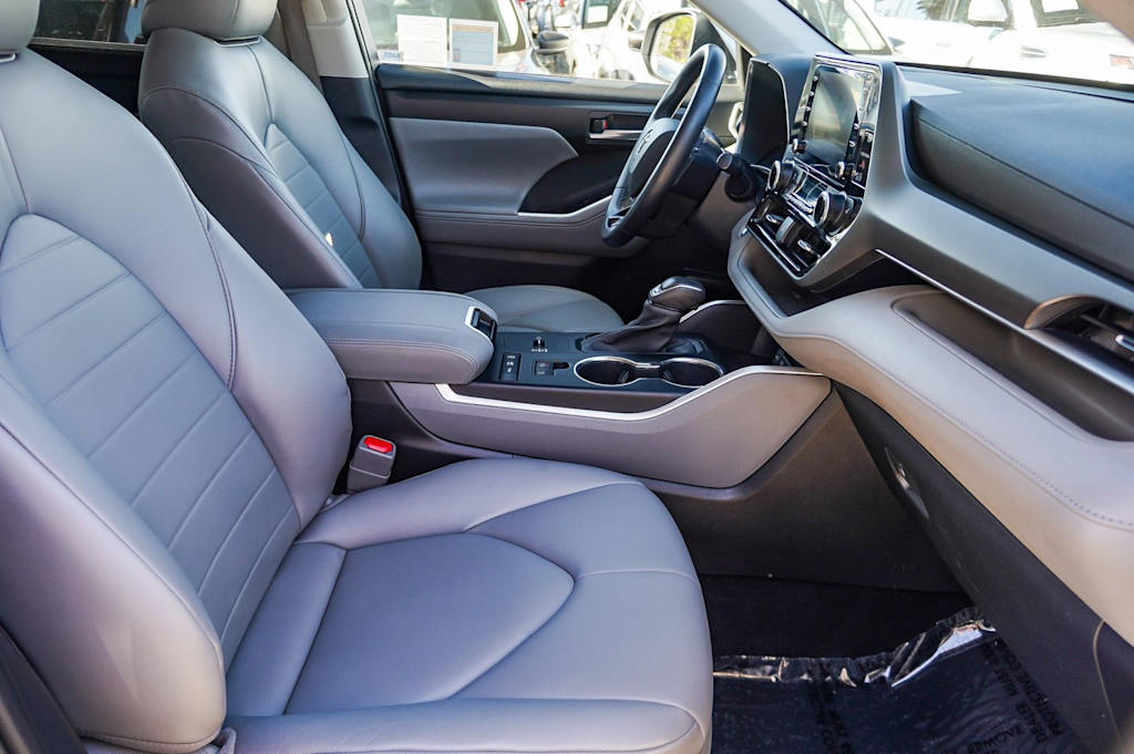 Thumbnail: 2021 Toyota Highlander - 10
