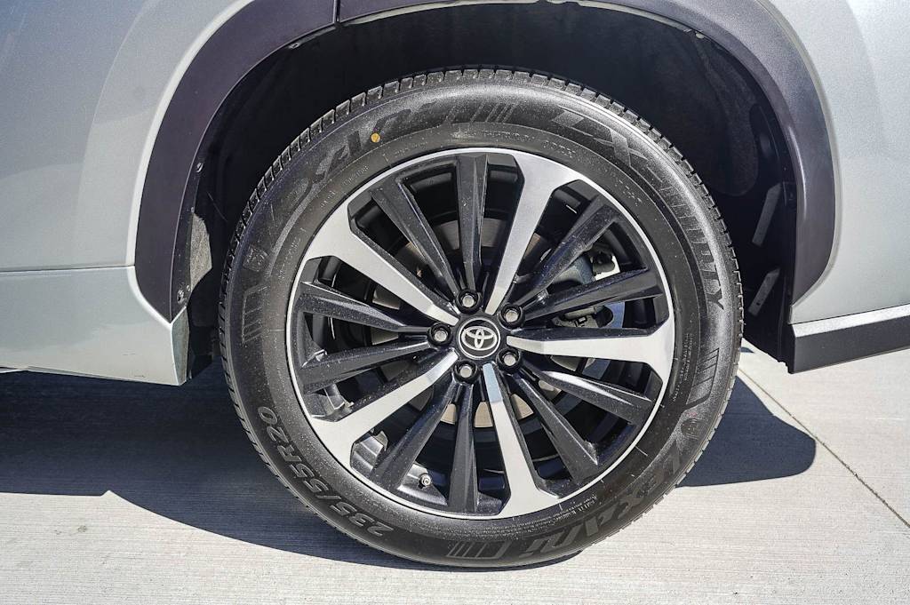 Thumbnail: 2021 Toyota Highlander - 7