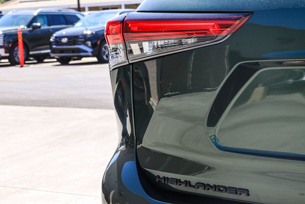 Thumbnail: 2023 Toyota Highlander - 18
