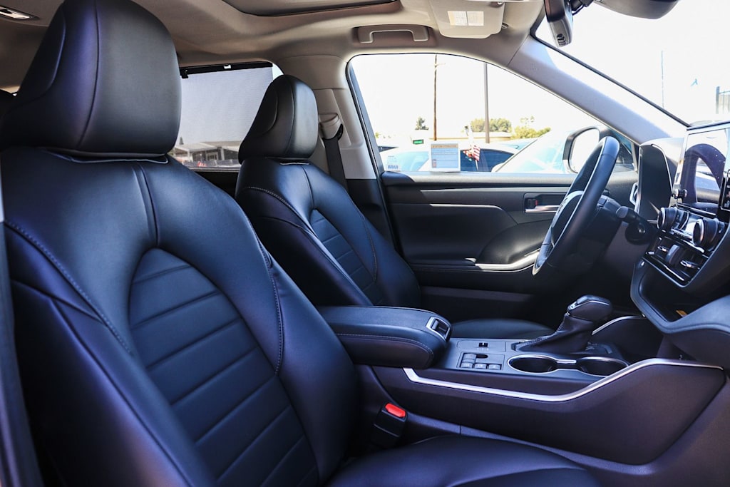 Thumbnail: 2023 Toyota Highlander - 8