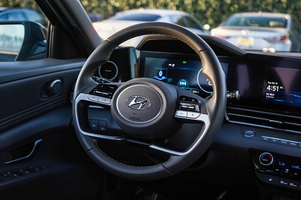 Thumbnail: 2023 Hyundai Elantra - 9