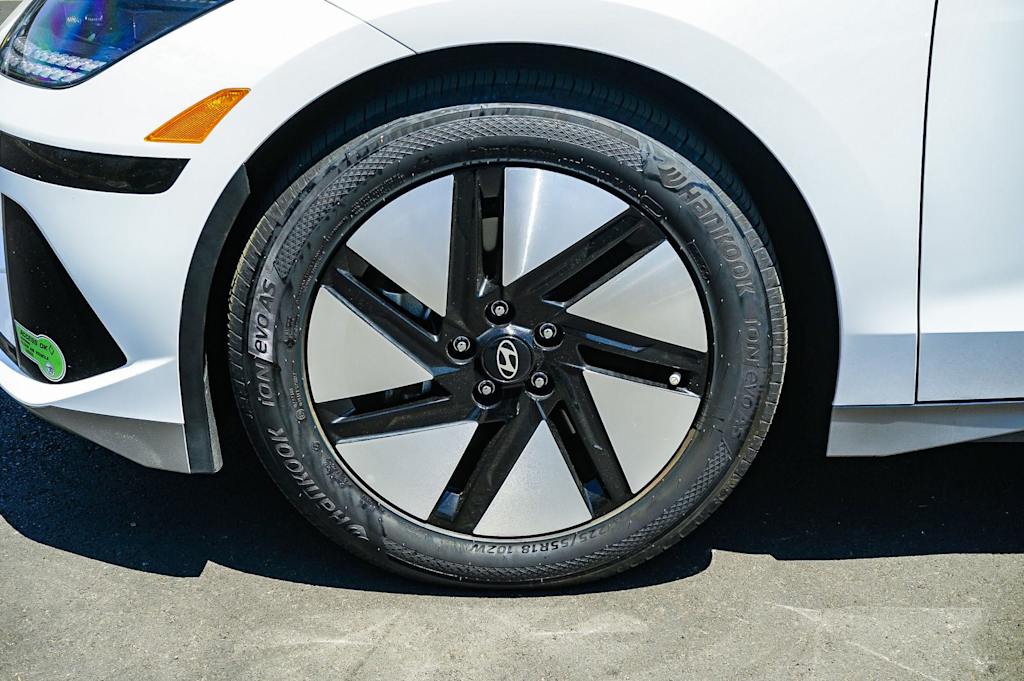 Thumbnail: 2023 Hyundai Ioniq 6 - 4