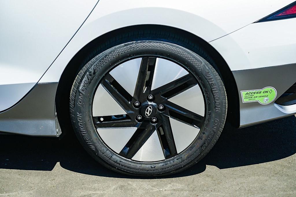 Thumbnail: 2023 Hyundai Ioniq 6 - 11