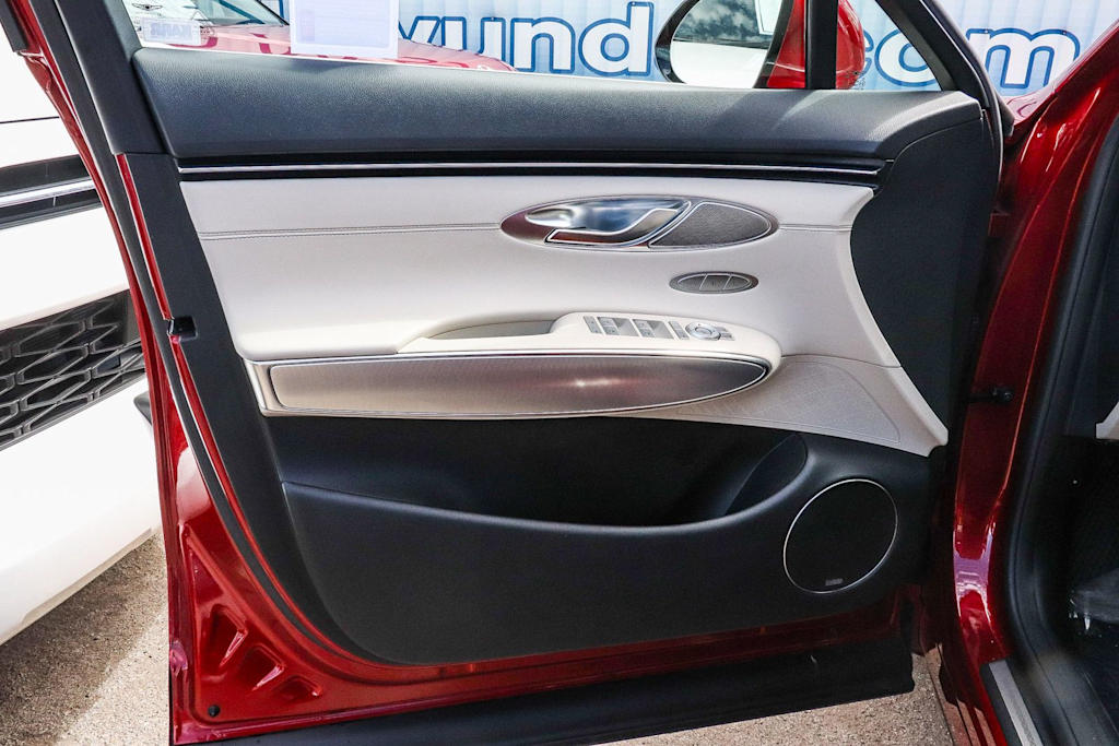 Thumbnail: 2022 Genesis GV70 - 21