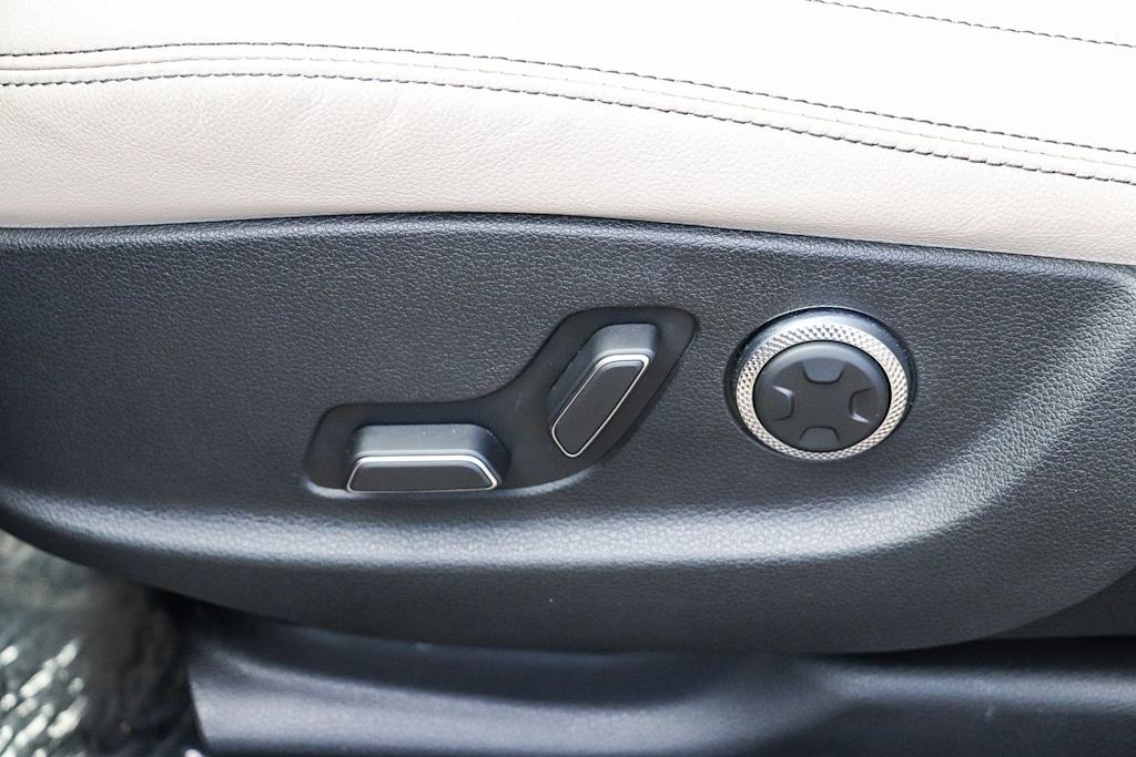 Thumbnail: 2022 Genesis GV70 - 20