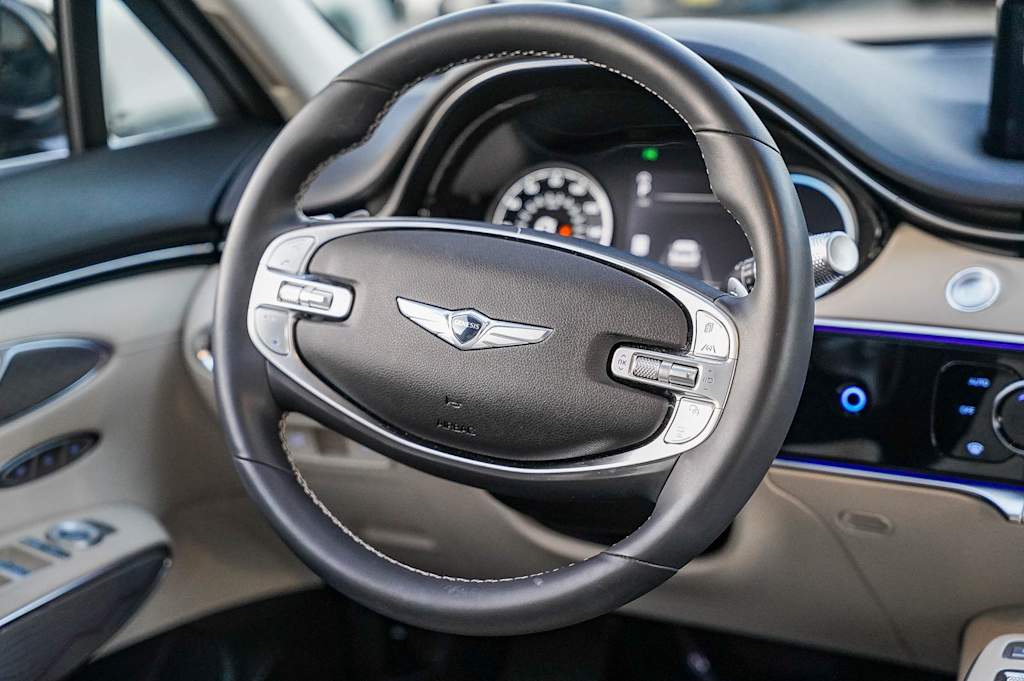 Thumbnail: 2023 Genesis GV70 - 13