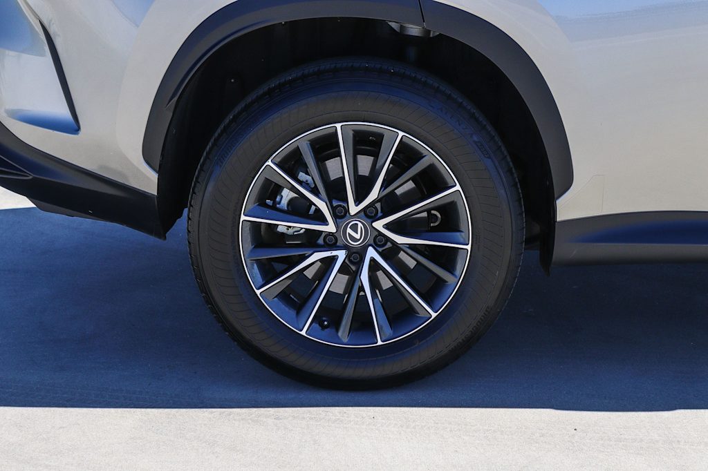 Thumbnail: 2024 Lexus ES - 22