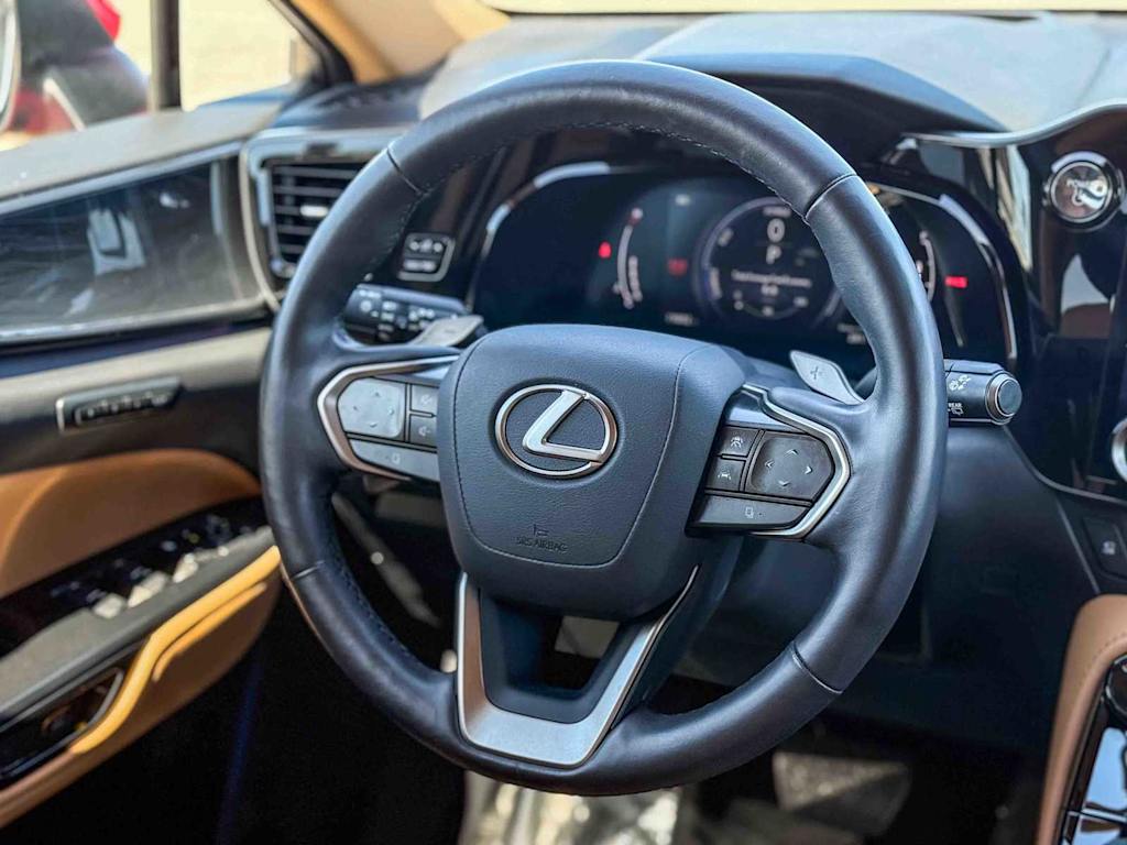 Thumbnail: 2025 Lexus ES - 8