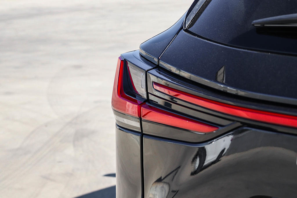 Thumbnail: 2025 Lexus ES - 25